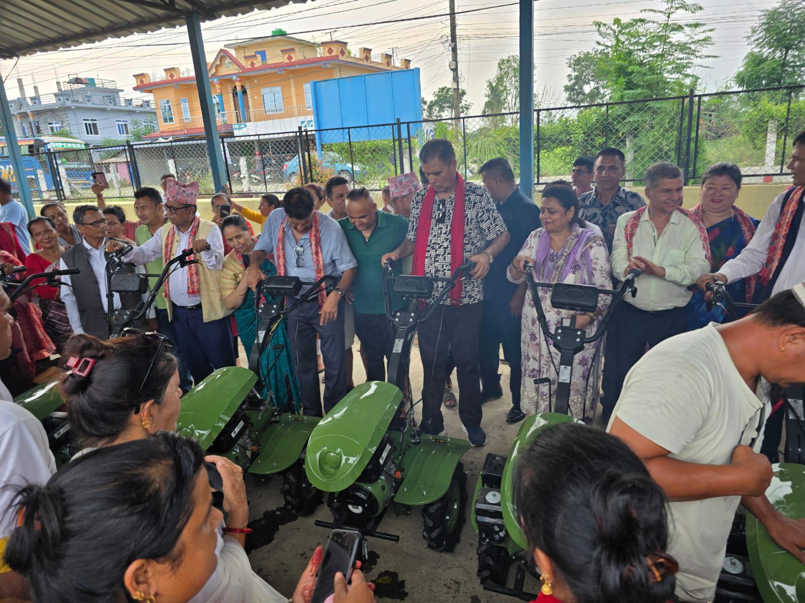 नेपाल भारत मानव बिकास एवम मैत्री संघले चितवनका किसानलाई गर्यो ट्याक्टर बितरण
