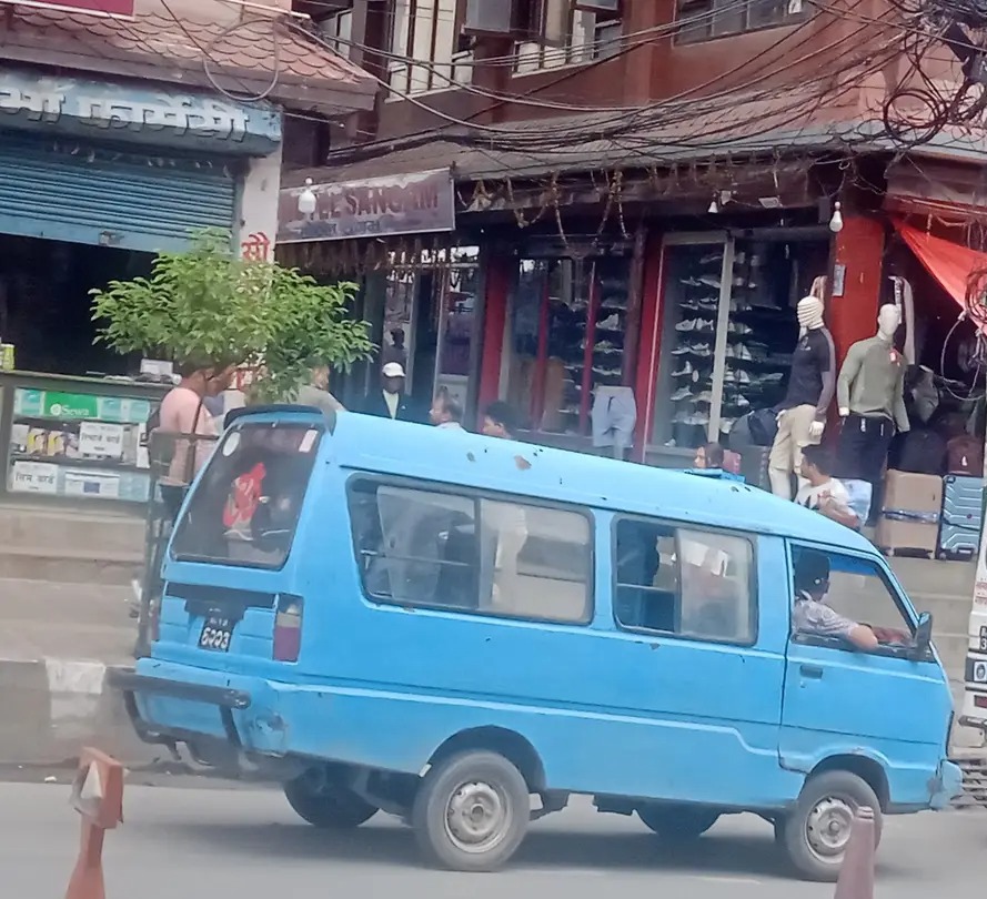 काठमाडौमा निलो माईक्रो संचालनमा ट्राफिक प्रहरीद्वारा प्रतिबन्ध